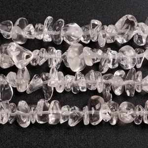 Detailopname van onregelmatige natuurlijke kwartskristal chips voor DIY sieraden maken
