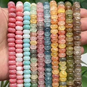 Nahaufnahme von mehrfarbigen 5x8mm Abakus-Kristallperlen mit natürlichen Texturen.