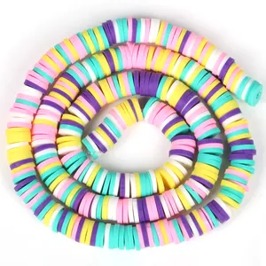 Vista superior de cuentas heishi de arcilla polimérica de colores para bisutería DIY.