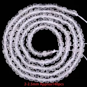 Macro-weergave van 2-2.5mm gefacetteerde witte kristalkralen voor het maken van sieraden