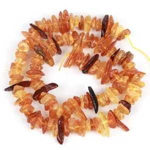 Detailansicht unregelmäßiger Bernstein Natursteinperlen für DIY Schmuck