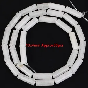 Macro-weergave van 13x4mm witte kristallen buisperlen voor DIY sieraden maken