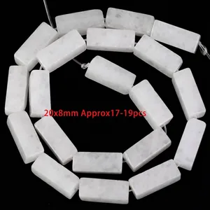 Close-up van 20x8mm witte kristallen rechthoekige kralen voor het maken van DIY sieraden