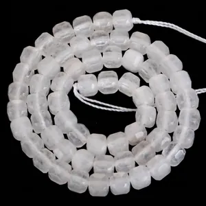 Gedetailleerd overzicht van 5mm gefacetteerde witte kristalkralen voor doe-het-zelf sieraden