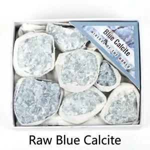 Vista macro di pietre minerali di calcite blu grezza naturale in una scatola regalo