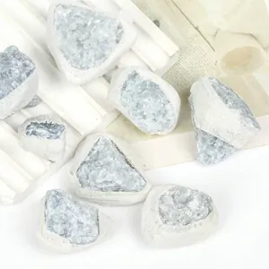 Dettaglio macro di ammassi minerali di calcite blu grezza naturale con trame cristalline