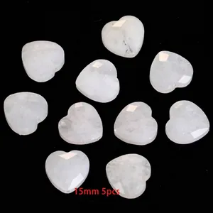 Detail van gefacetteerde 15mm hartvormige witte kristallen kralen voor DIY-sieraden