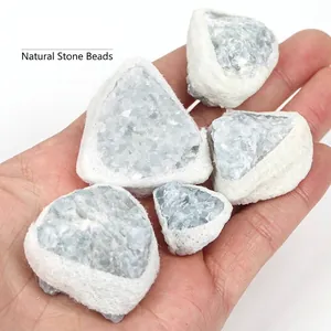 Vista dettagliata dei cristalli di geode di calcite blu grezza con trame minerali