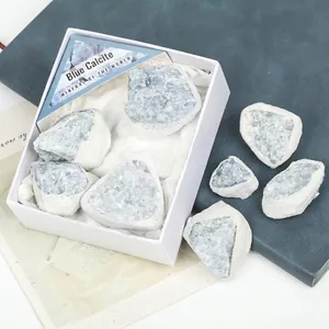 Primo piano di minerali di calcite blu grezzi in una scatola regalo bianca decoro