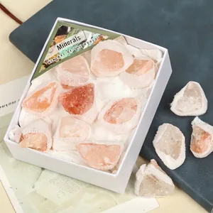 Dettaglio di pietre minerali di sale rosa naturale in una scatola regalo