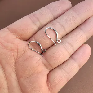 Détail de crochets d'oreilles en métal argenté pour la création de bijoux DIY sur main