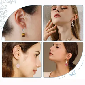 Orecchini a cerchio in argento con perle, stelle, fiori e cuori indossati da modelli.