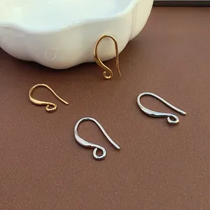 Gros plan de crochets d'oreilles plaqués or 18 carats et argent pour création de bijoux DIY