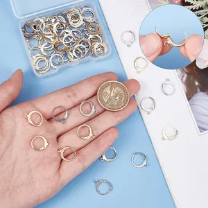Dettaglio di ganci per orecchini in oro e argento con moneta di riferimento