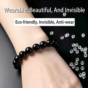 Nahaufnahme von transparenten Silikon-Abstandshalterperlen für Armbänder zum Schutz