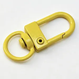 Gros plan d'un fermoir mousqueton pivotant en alliage de zinc jaune pour l'artisanat