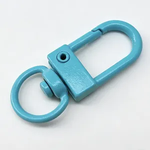 Gros plan d'un fermoir mousqueton en alliage de zinc bleu clair pour bijoux DIY
