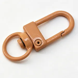 Gros plan d'un fermoir mousqueton pivotant en alliage de zinc marron orangé pour DIY