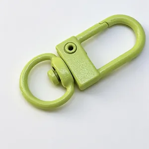 Détail macro d'un mousqueton pivotant en alliage de zinc laqué vert citron
