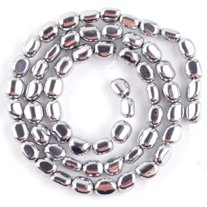 Dettaglio di perle in ematite ovale argento metallizzato per accessori gioielli DIY