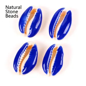 Vista macro di perle di conchiglia naturale a goccia d'olio blu per collane e braccialetti
