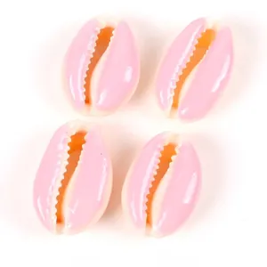 Primo piano dettagliato di quattro conchiglie naturali rosa per fare gioielli
