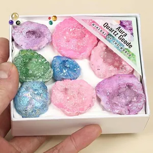 Boîte de sept amas de géodes de quartz aura naturel de couleurs mélangées, éclat