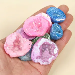 Gros plan de géodes d'agate naturelle creuses et électroplaquées de couleurs variées
