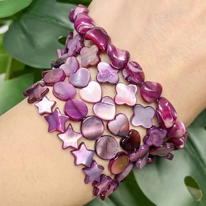 Dettaglio di perle in conchiglia viola scuro in varie forme con lucentezza naturale perlata