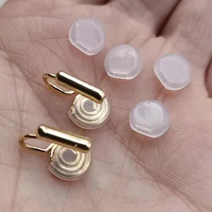 Dettaglio dei convertitori per orecchini a clip dorati con cuscinetti morbidi in silicone.