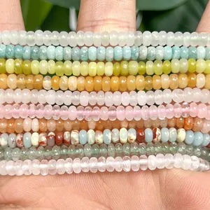 Vista macro de cuentas espaciadoras de ábaco de piedra natural de 2x4mm en varios colores