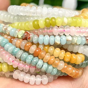 Primer plano de cuentas rondelle de piedra natural de 2x4mm en varios colores pastel