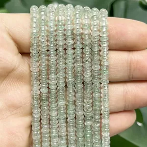 Primer plano detallado de cuentas espaciadoras de piedra natural verde de 2x4mm