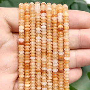 Primer plano de cuentas de piedra natural naranja claro de 2x4mm para joyería DIY