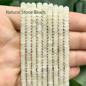 Vista detallada de cuentas espaciadoras de piedra natural verde claro 2x4mm para joyería