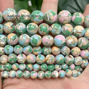 Detailansicht von mehrfarbigen seeblauen und grünen Muschelperlen für DIY-Schmuckdesign