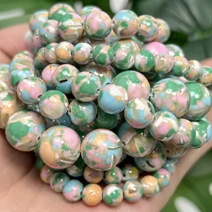 Makro-Detail von farbig gemischten Muschelstein-Rundperlen für DIY-Schmuck