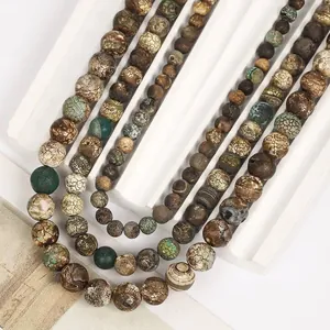 Detaillierte Nahaufnahme von natürlichen grünen und kaffeefarbenen Achatperlen für Schmuck