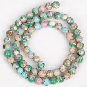 Nahaufnahme von marmorierten blau-grünen Muschelstein-Rundperlen für DIY-Schmuck