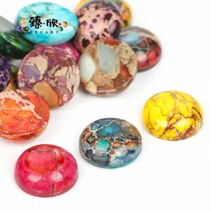 Macro weergave van meerkleurige ronde keizersteen cabochons voor DIY sieraden projecten