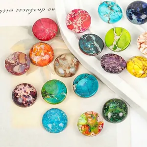 Gedetailleerde opname van veelkleurige ronde keizersteen cabochons voor DIY-sieraden