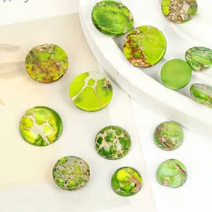 Gedetailleerd overzicht van groene ronde Empire steen cabochons met natuurlijke aders