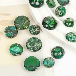 Detailopname van groene ronde keizersteen cabochons met nerven voor DIY sieraden