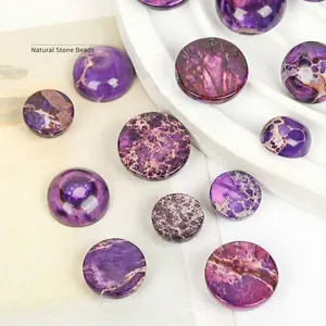 Gedetailleerd overzicht van paarse Keizersteen cabochons met natuurlijke textuur