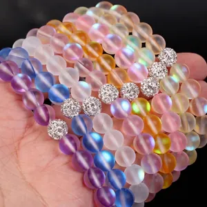 Bracelet vibrant en perles de cristal mat avec une boule d'accent en strass étincelante