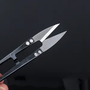 Dettaglio macro delle lame affilate in acciaio inox di un tagliafilo a forma di U.