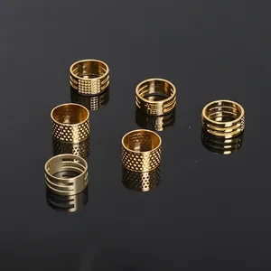 Detailansicht goldener Nähfingerhüte mit verschiedenen Texturen und Ausschnitten