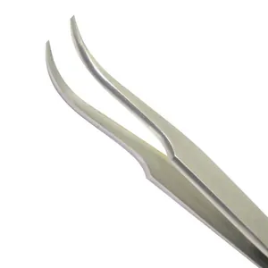 Primer plano de pinzas de precisión curvadas plateadas para hacer joyas de bricolaje