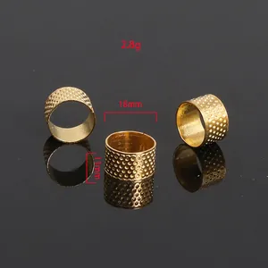 Nahaufnahme von goldenem Fingerhut aus Metall mit 18mm Maßangaben für das Nähen