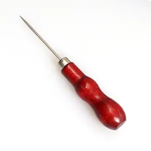 Détail d'une alène à manche en bois rouge avec aiguille en acier pour le cuir